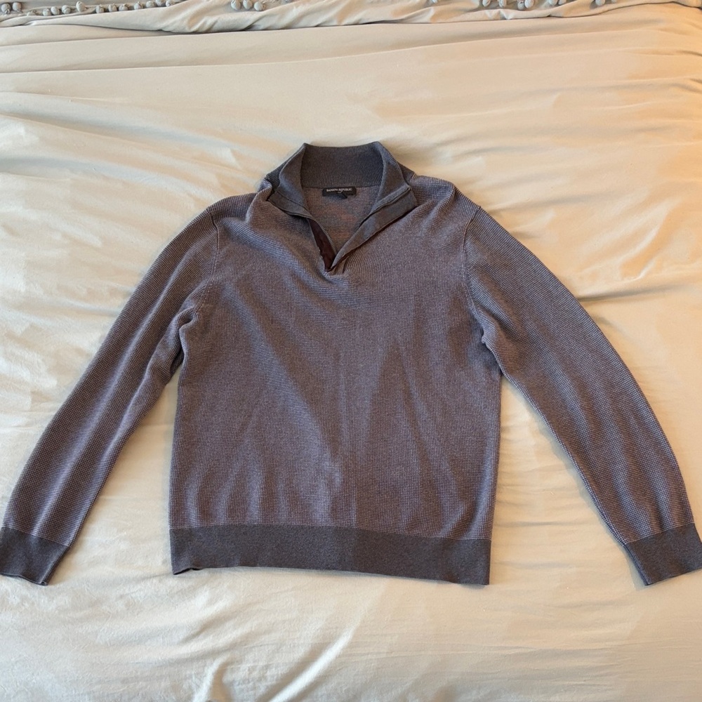 Banana Republic V-Neck Sweater in Gray